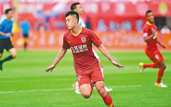 ■ 後備入替的譚龍梅開二度。 資料圖片