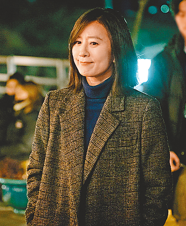 ■金喜愛憑《夫妻的世界》人氣再登巔峰，身價急升。