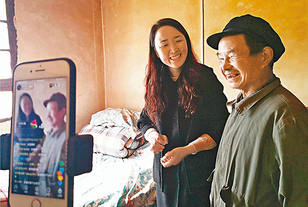 ■梁倩娟在農戶家中直播。 受訪者供圖