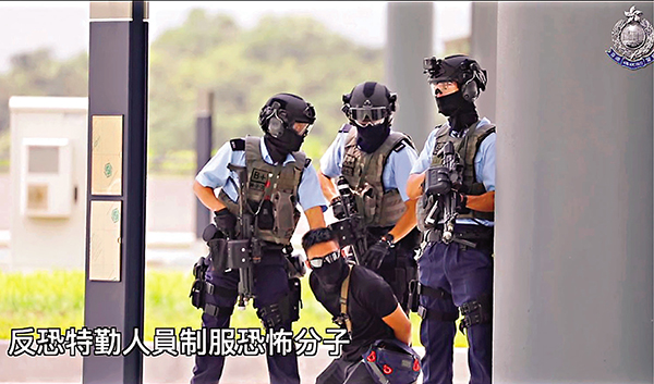 ■演習模擬有恐怖分子在香園圍停車場內一輛警車下放炸彈。 警察fb截圖