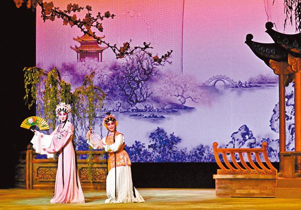 ■梁燕飛和王潔清在《牡丹亭驚夢》中演出《遊園》。