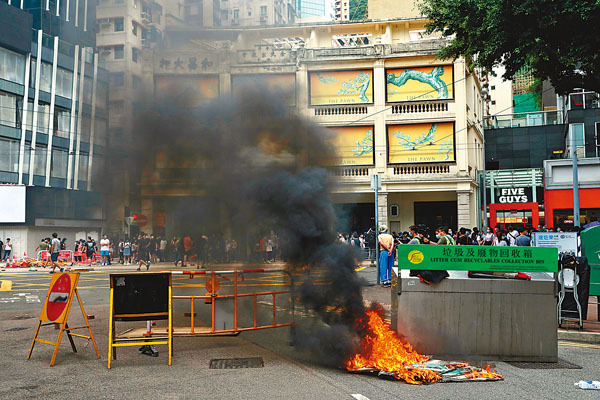 ■ 暴徒在街頭縱火。 香港文匯報記者 攝