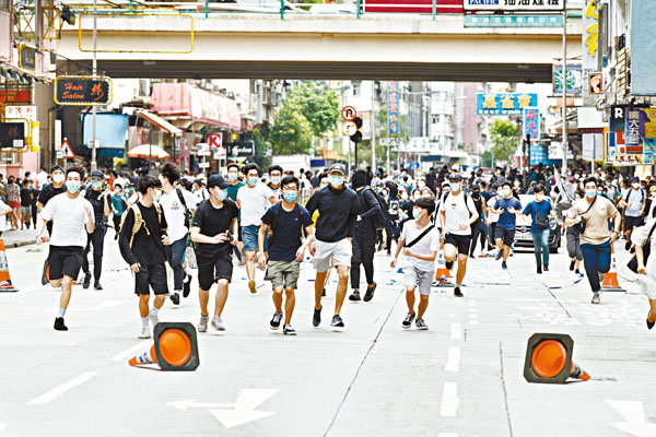 ■暴徒昨日於銅鑼灣及灣仔一帶堵路及破壞,致使多條道路的車輛停駛。 中通社