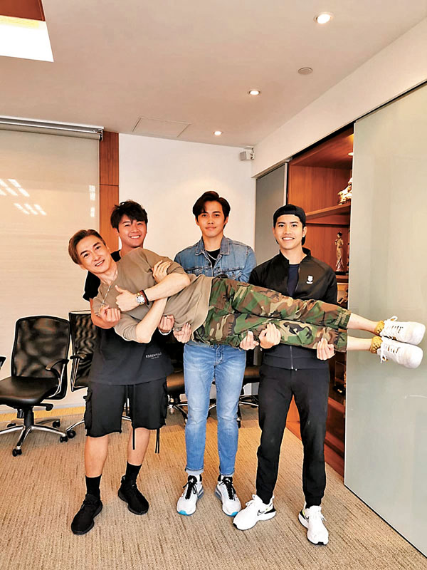 ■小虎隊成員胡渭康客串演出，被天堂鳥三子「力捧」。