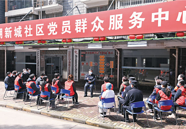 ■ 習近平曾多次點讚社區工作者，並對社區工作進行具體部署。圖為他3月10日在武漢同民眾親切交流。 資料圖片