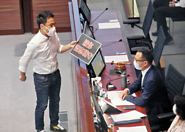 ■郭榮鏗被私人檢控14項行為失當罪。早前內會會議郭偉強質疑郭榮鏗，即被警告。 資料圖片