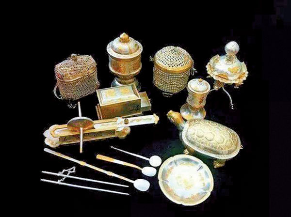 ■法門寺地宮出土唐代宮廷使用的飲茶器具