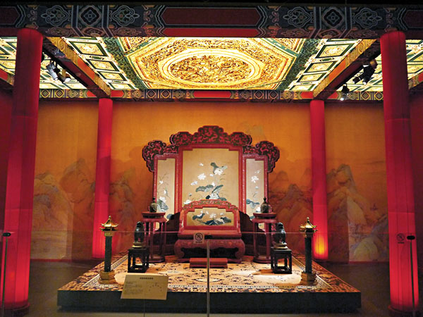 ■此次展覽分「敬天法祖」「萬壽盛典」「龍鳳呈祥」和「辭舊迎新」四部分，使用大量場景復原。圖為太和殿寶座間組合陳列的復原場景。