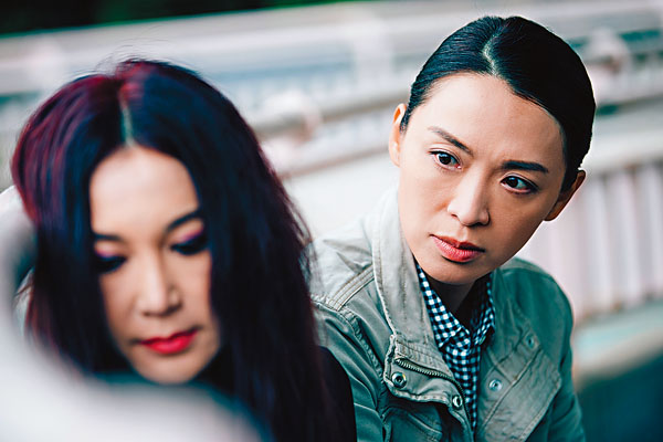 ■ 陳煒(右)跟溫碧霞(左)合演電影《墮落花》。