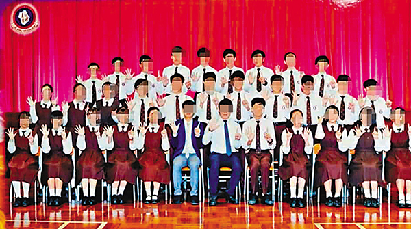 ■順德聯誼總會李兆基中學班相做「五一」手勢。 網上圖片