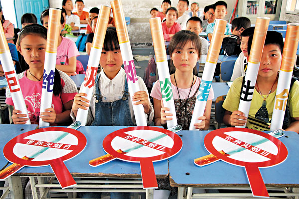 ■第33個世界無煙日，中國疾病預防控制中心發布了2019年中國中學生煙草調查結果。內地中學生吸煙率有所下降，但仍不可忽視。圖為安徽小學生製作巨型「香煙」，寫上戒煙勸告語，以此來勸告家長戒煙。 資料圖片