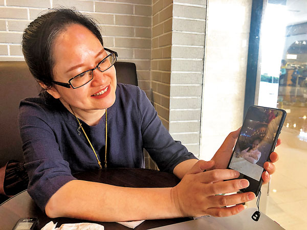 ■郭爽展示手機留存的女兒照片。 香港文匯報記者孟冰 攝