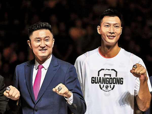 ■ 杜鋒（左）否認降薪傳聞。  新華社