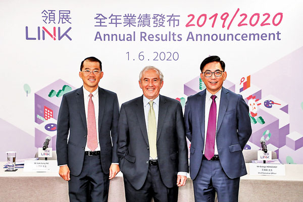 ■王國龍（右）表示，公司一直以香港為基地，若香港與海外有相近合適的項目，仍會以香港為先。 