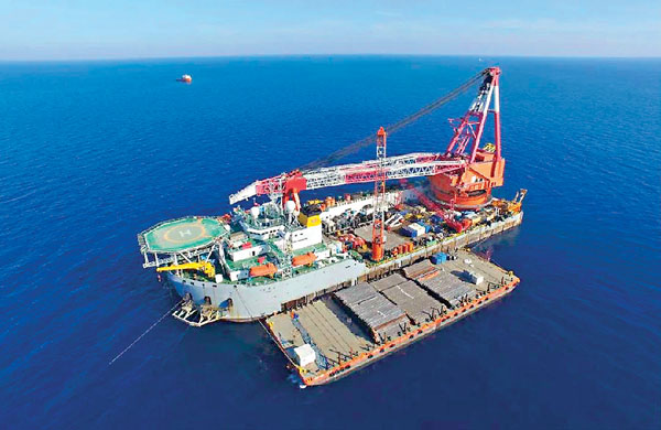 中國最大水深海底管線鋪設項目首階段作業近日順利完工。圖為參與此次作業的深水鋪管起重船。 網上圖片