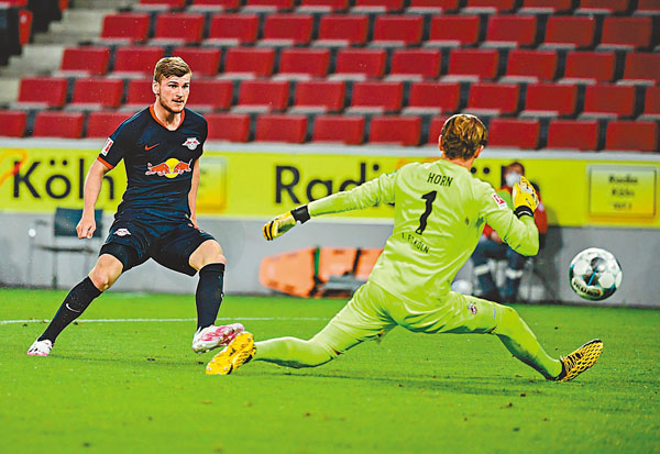 ■迪姆華拿(左)單刀破網。  法新社