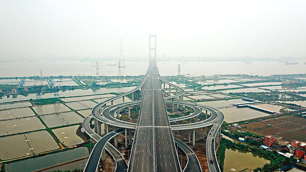 ■廣東將新建多條高速。圖為去年粵港澳大灣區內通車的南沙大橋。 資料圖片
