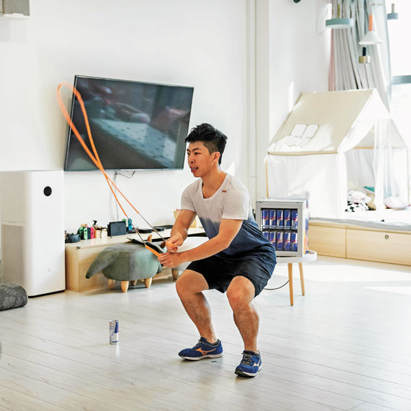 ■ 受疫情影響，何柱霆只能在家中訓練。