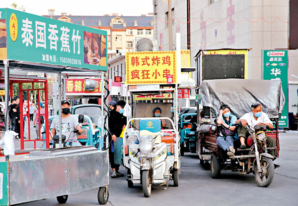 ■ 中國今年力推地攤經濟，各地先後設立臨時夜市，及允許符合條件的個體工商戶或個人申請設攤營業。圖為山東濟南的攤販。 中新社