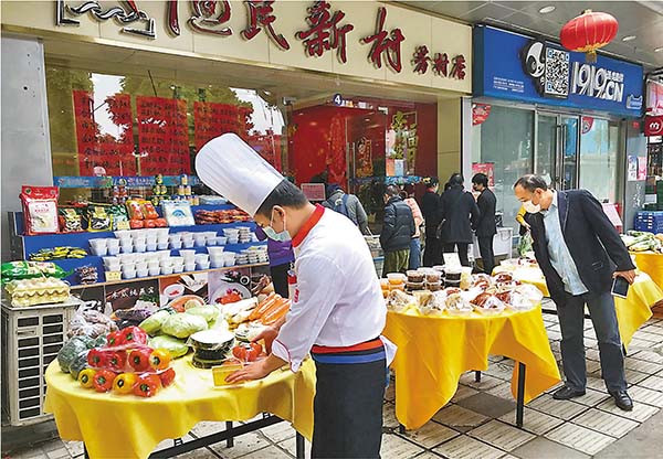 ■ 內地多地出台政策支持地攤經濟，廣州將允許餐飲店借道經營。圖為廣州一酒樓在店外售賣菜品。 香港文匯報記者敖敏輝 攝