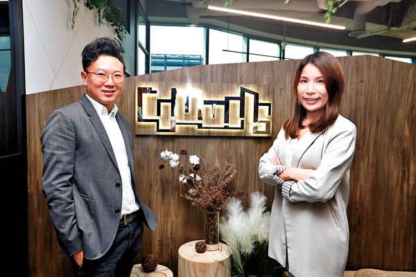 ■受疫情影響，共享工作空間Commons Workshop趁機推出流動工作�^服務，希望可以捱過疫境。左為黃崑日，右為陳可君。