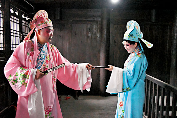 ■辰河高腔演員何芳（右）和張勛在進行排練。