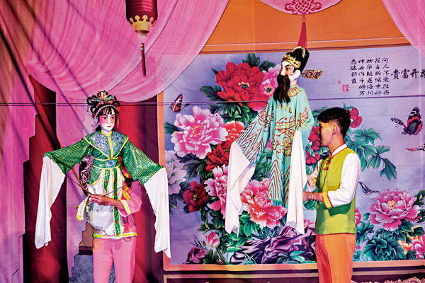 ■人偶戲由演員與木偶同台合演，互為一體。