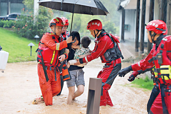 ■受持續強降雨影響，廣西桂林市多地遭受不同程度洪澇災害。圖為本月7日，消防救援人員營救陽朔縣香樟華萍酒店被困人員52人。  中新社