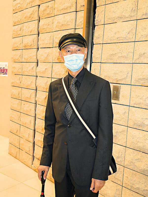 ■羅家英昨日為好友羅文導演扶靈。