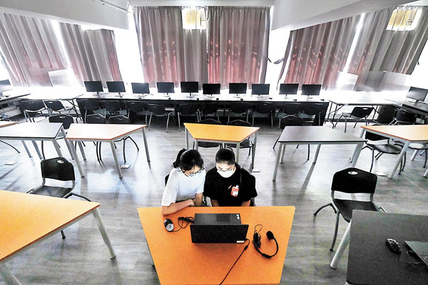 ■對於陳艷彤(右)及劉玫伶(左)一眾準文憑試考生來說，疫情已「偷」走了他們四個月校園時光，只能透過電腦熒幕上網課，學習進度、備試、成長都面臨重大挑戰。 香港文匯報記者  攝 