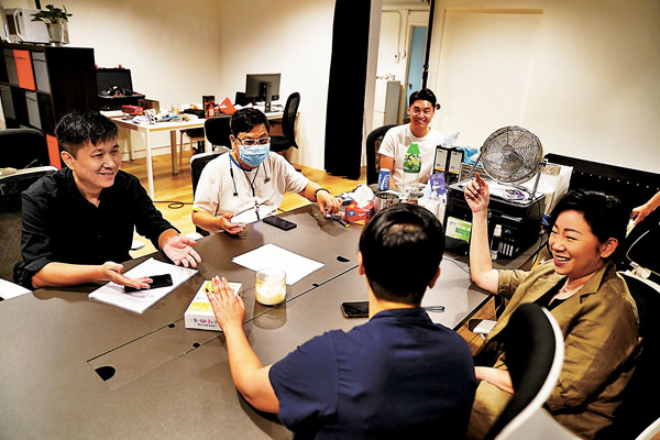 ■We Channel創辦人與團隊正在開會討論拍攝計劃。