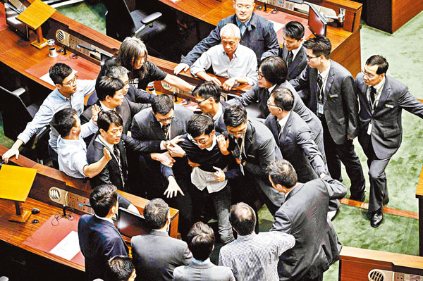 官指暴力超越合理界線，裁定梁上訴失敗。圖為當日衝擊立會情況。 資料圖片