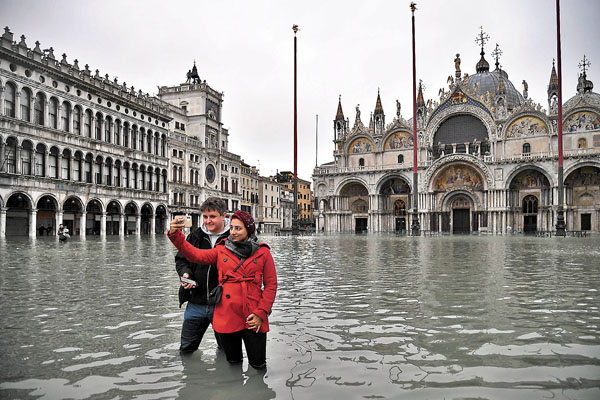 ■ 威尼斯早前發生嚴重水災，聖馬可廣場水深及膝。 資料圖片