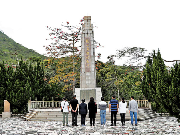 ■ 香港各界代表在位於西貢的斬竹灣抗日英烈紀念碑前深切緬懷香港抗日先烈。   資料圖片