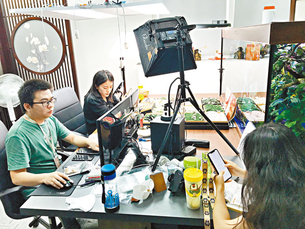 ■主播之外，直播還需要多名運營、選品、文案等輔助崗位。 香港文匯報記者敖敏輝 攝