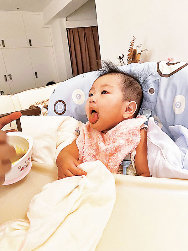 ■BB坐定定食糊仔。 作者供圖