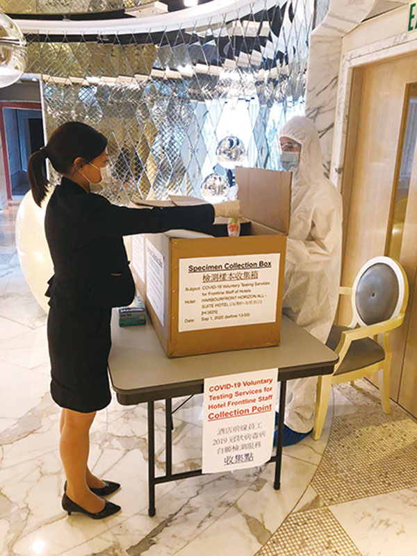 ■Horizon Hotels & Suites員工支持防疫抗疫工作，提交檢測樣本。