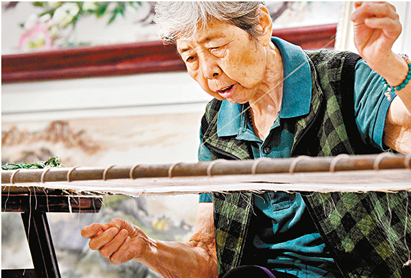 ■王素花在展示館裏刺繡。 