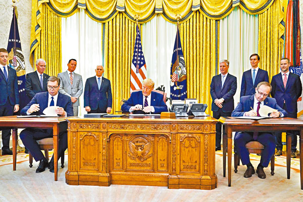 ■ 武契奇、特朗普及霍蒂簽署聲明。 美聯社