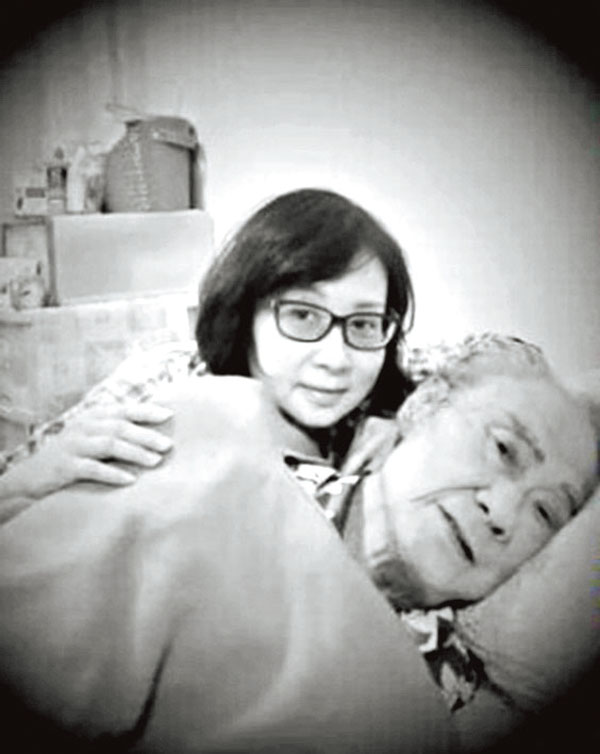 ■譚淑瑩貼父女合照悼念。