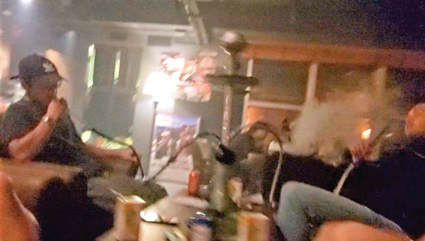 ■水煙吧每枱客人共享一個水煙壺，互相吞雲吐霧，增加播疫風險。