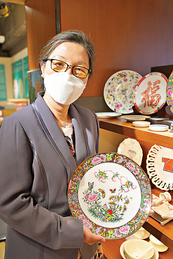 ■曹太展示粵東磁廠出產的瓷盤。
