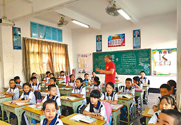 ■ 周有光老師在上課。受訪者供圖