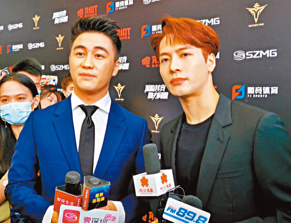 ■ 王嘉爾(右)跨界成為何猷君(左)電競俱樂部的合夥人。 胡永愛 攝