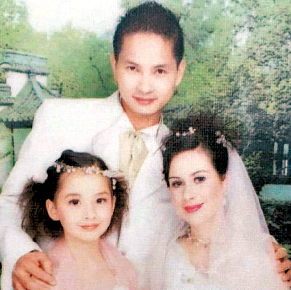■ 謝嘉怡上載兒時與父母的合照。