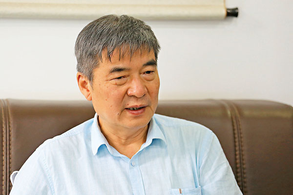 ■作為資深軍迷和貴陽日報傳媒集團原主任記者,余岸木以志願者身份全程參與了這12支老槍的徵集工作,講起這12支老槍及其相關史實,如數家珍。