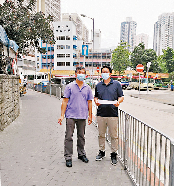 ■林文輝(左)及鄧家彪到被攬炒派停建有蓋行人通道的正德街視察。 受訪者供圖