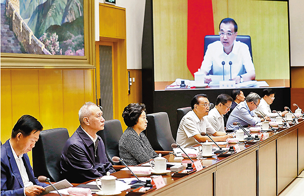 ■ 國務院11日召開全國深化「放管服」改革優化營商環境電視電話會議。李克強發表重要講話。 中新社