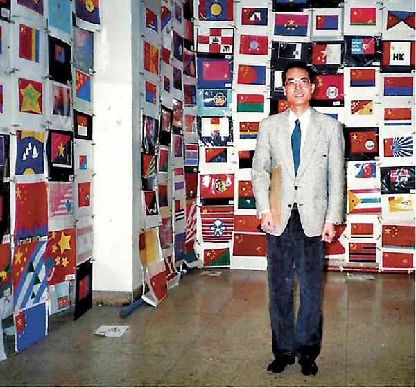 ■早年，韓秉華參與香港區旗、區徽設計評審工作。 受訪者供圖