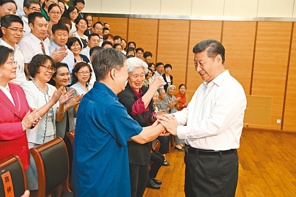 ■國家主席習近平數年前到北京市和八一學校看望慰問教師和學生代表。 資料圖片